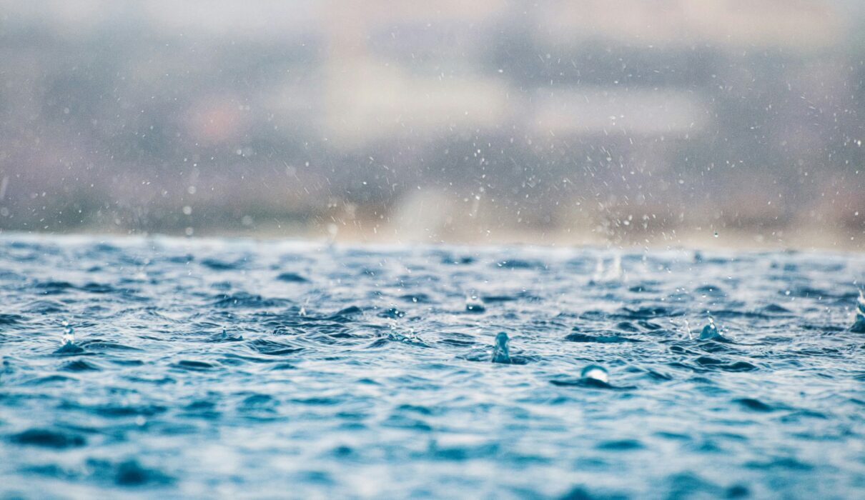 closeup photography of water drops on body of water