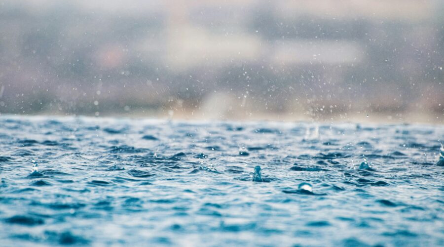 closeup photography of water drops on body of water